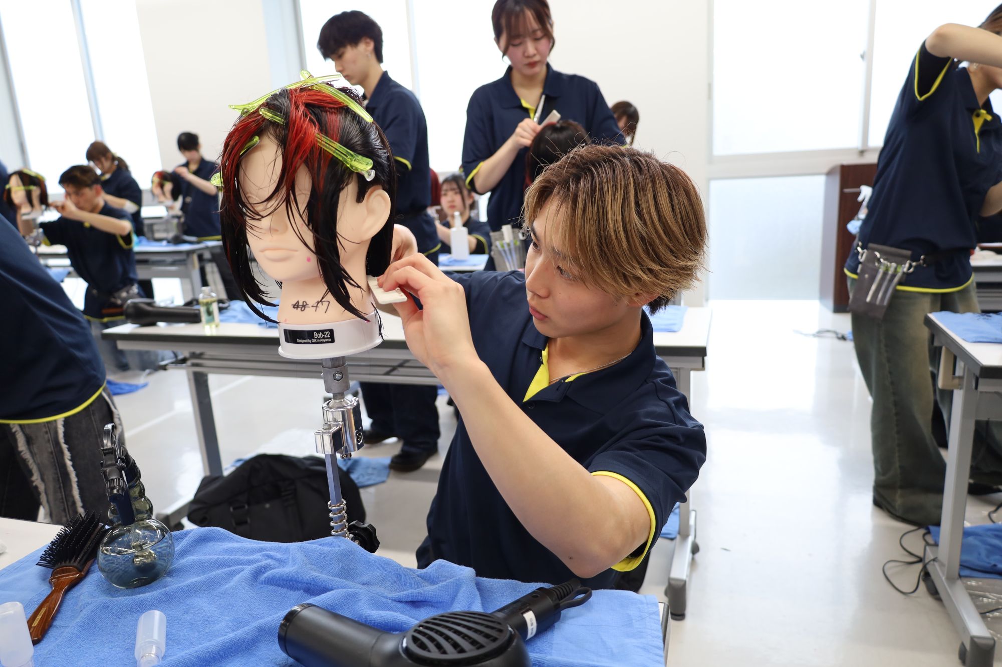 【校内SASSOONウィッグコンテスト開催】1年生が挑む校内コンテスト